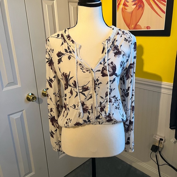 Kendall and Kylie Medium Off White and Purple Floral Long Sleeve Blouse Flowy - Picture 2 of 4